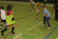 G+S-Kids – Hockey su prato: Lezione 1 – «Condotta laterale in diritto»