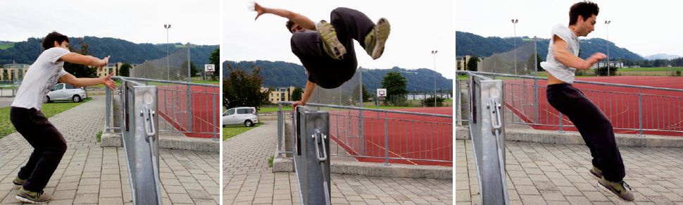Jugendlicher schwingt sich mit den Beinen vorne über ein Geländer.