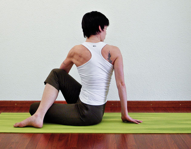 Power yoga: Assis avec rotation de la colonne vertébrale ...