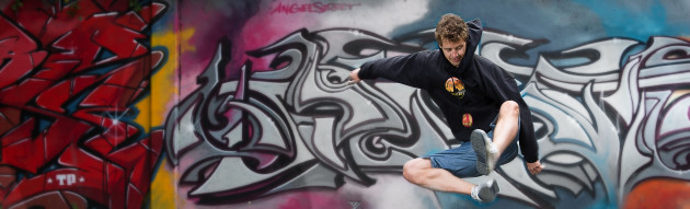 Burner Street Games: Du style et de la créativité Un jeune home réalise une figure avec un footbag.
