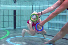Schwimmen – swimsports.ch: Grundlagentest 2 – Seepferd Mädchen schaut Unterwasser verschiedene Objekte an.
