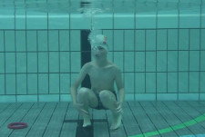 Schwimmen – swimsports.ch: Grundlagentest 2 – Seepferd ein Knabe atmet unter Wasser vollständig aus.