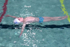 Schwimmen – swimsports.ch: Grundlagentest 2 – Seepferd ein Knabe schwebt auf Wasseroberfläche.