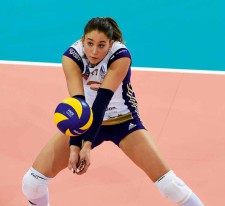 Una giocatrice di pallavolo in azione