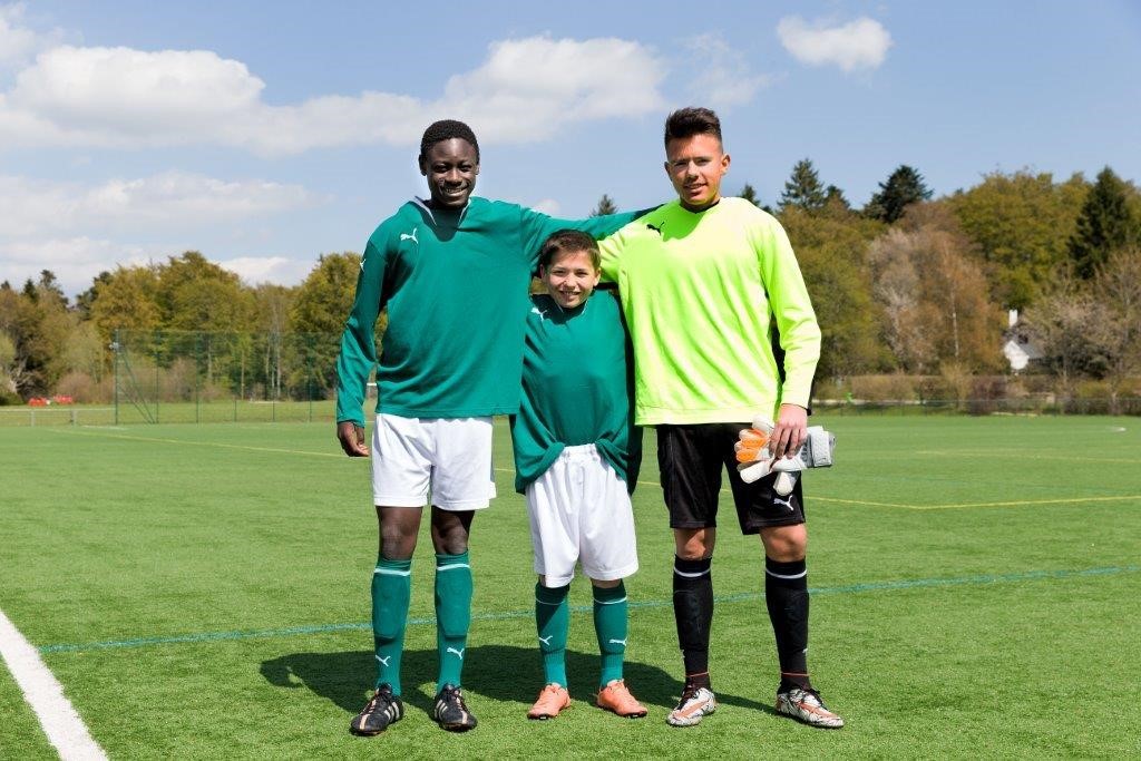 Foto: tre giovani calciatori della stessa età con notevole differenza di altezza
