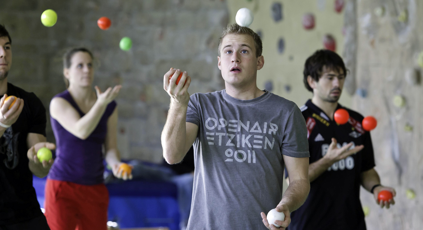 Trickreiche Spiele Jonglieren Drei Bälle, zwei Hände » mobilesport.ch Trickreiche Spiele Jonglieren Drei Bälle, zwei Hände » mobilesport.ch